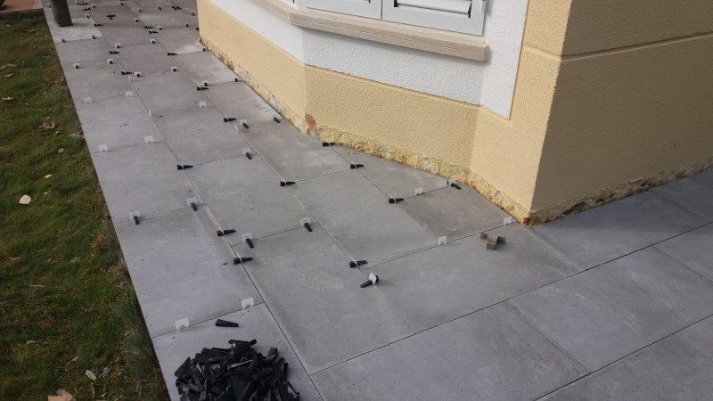 COLOCACION SOLADO GRES PORCELANICO EN ACERADO PERIMETRAL Y ACCESO