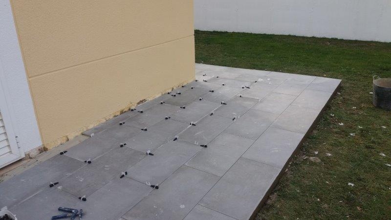 COLOCACION SOLADO GRES PORCELANICO EN ACERADO PERIMETRAL Y ACCESO