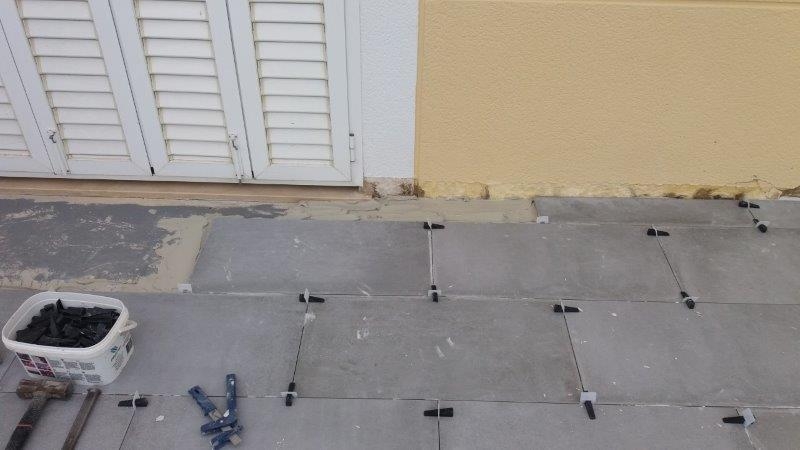 COLOCACION SOLADO GRES PORCELANICO EN ACERADO PERIMETRAL Y ACCESO